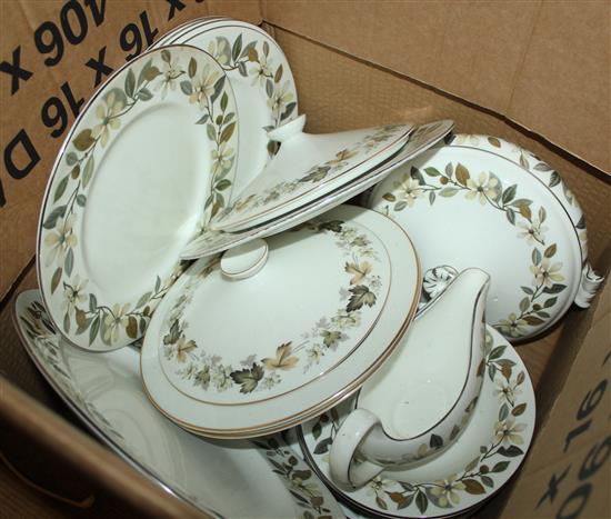Wedgwood leaf pattern dining service(-)